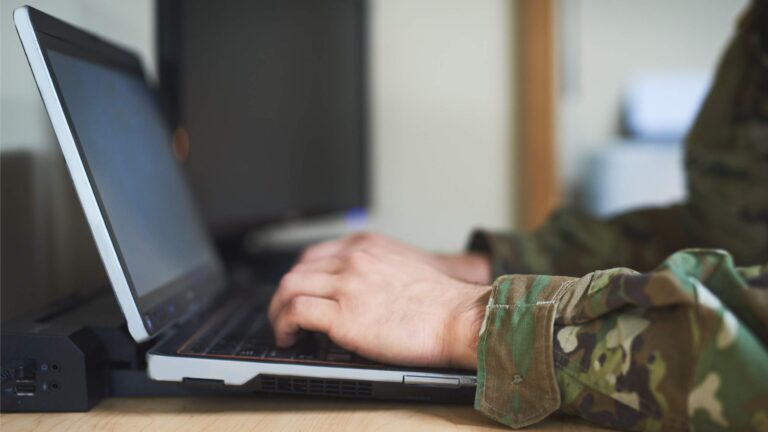 Як ветеранам і ветеранкам описати військовий досвід у резюме